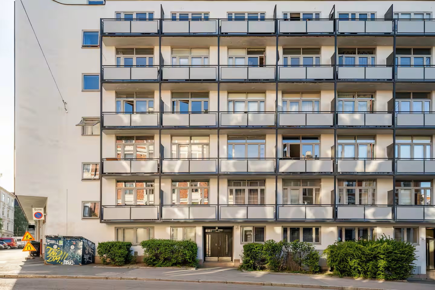 Leiligheten ligger i 6./øverste etasje, og har to vindusrekker